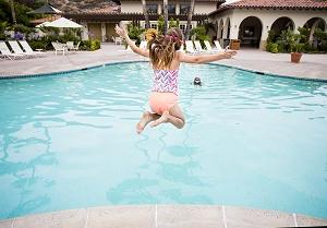 跳进大游泳池的孩子|房屋协会夏季建筑项目