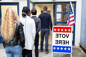 站在投票室门口的一群人|没有法定人数